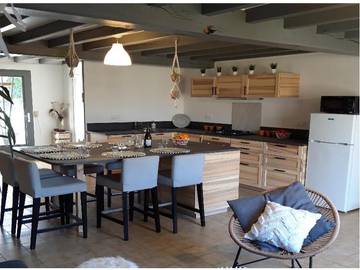 Camping pour 2 personnes, avec bassin pour enfant et jardin ainsi que piscine et vue, animaux acceptés dans Périgord Vert