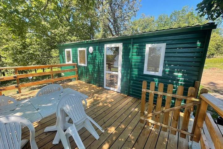 Location de vacances pour 4 personnes, avec Jacuzzi et Terrasse ainsi que Jardin et Piscine à Monfaucon