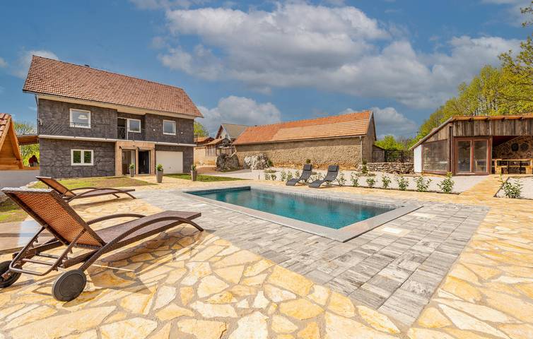 Gemütliche 2-Zimmer-Wohnung mit Pool, WLAN, Küche und Parkplatz in Gračac, Zadar