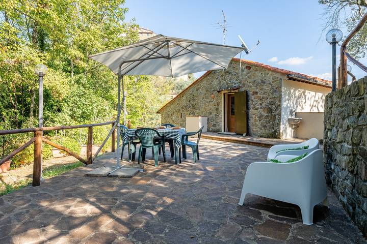 Vakantiehuis "Il Colletto Romantic Stonehouse" met Uitzicht op de Bergen, Tuin & Terras in Pescia, Provincie Pistoia