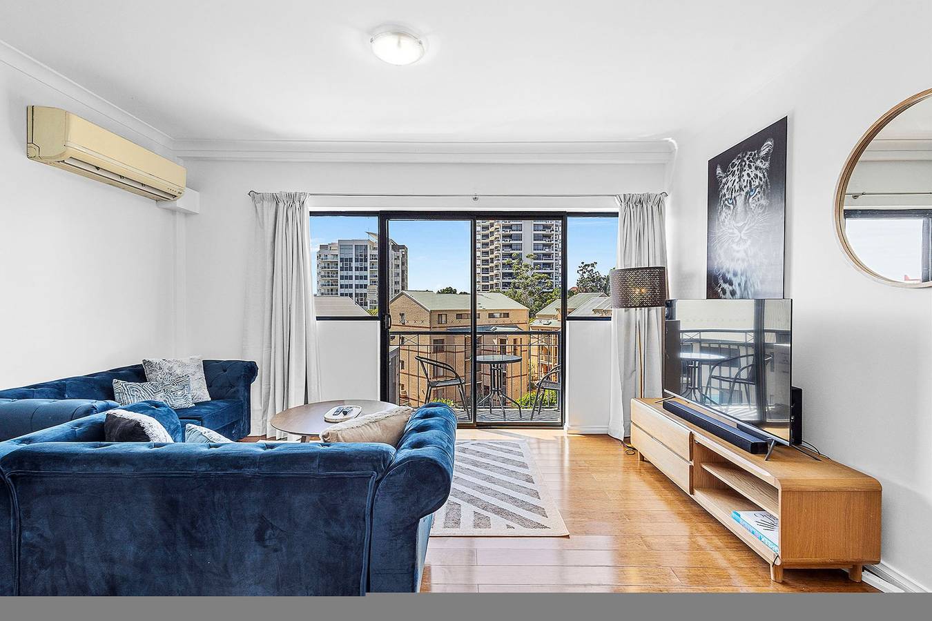 Entire apartment, Modern 2Br | Pool, Gym, Parking in East Perth, Perth
