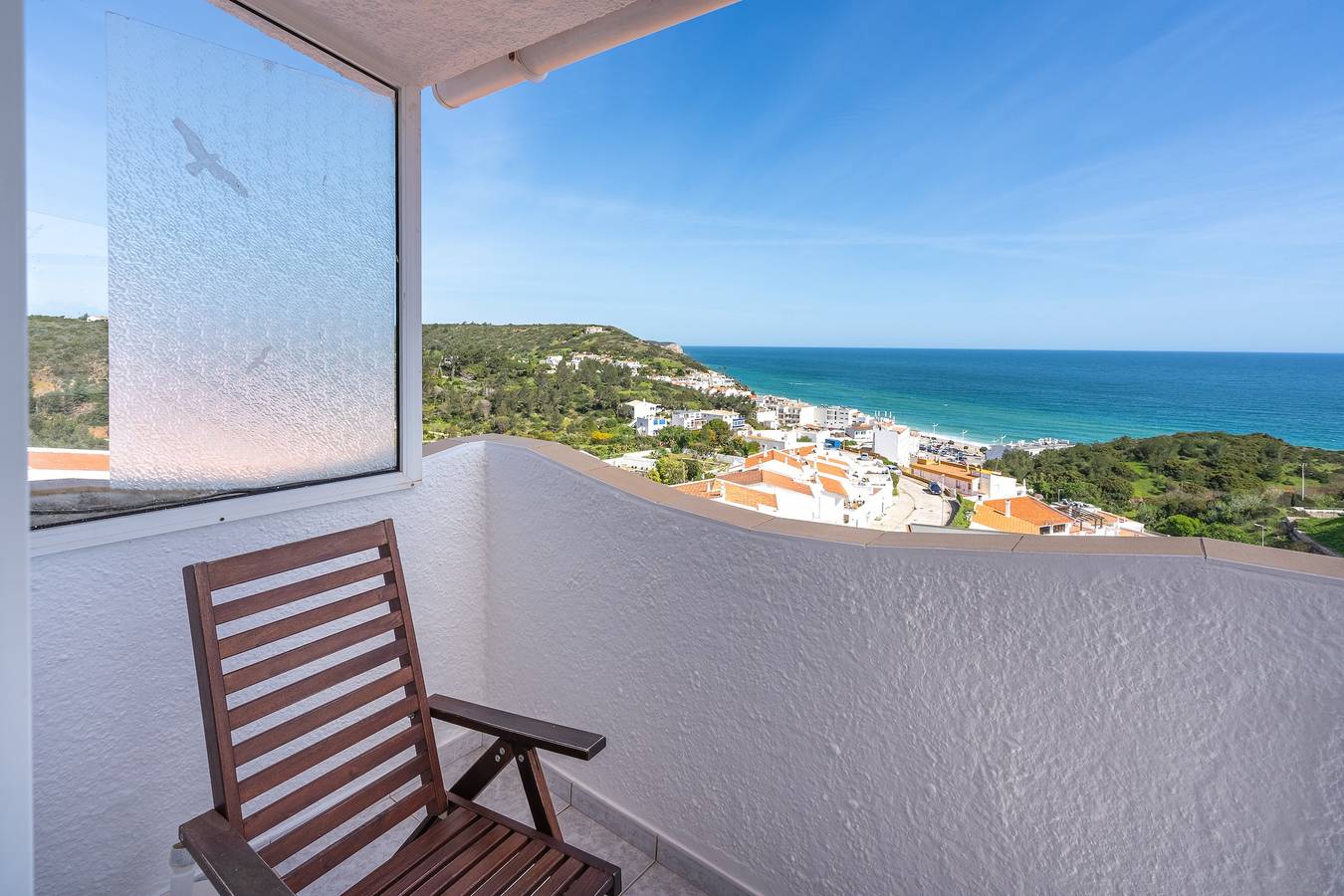 Ganze Wohnung, Ferienwohnung 'Salema Amazing View' mit Meerblick, Balkon und Wi-Fi in Salema, Naturpark Südwest-Alentejo und Costa Vicentina