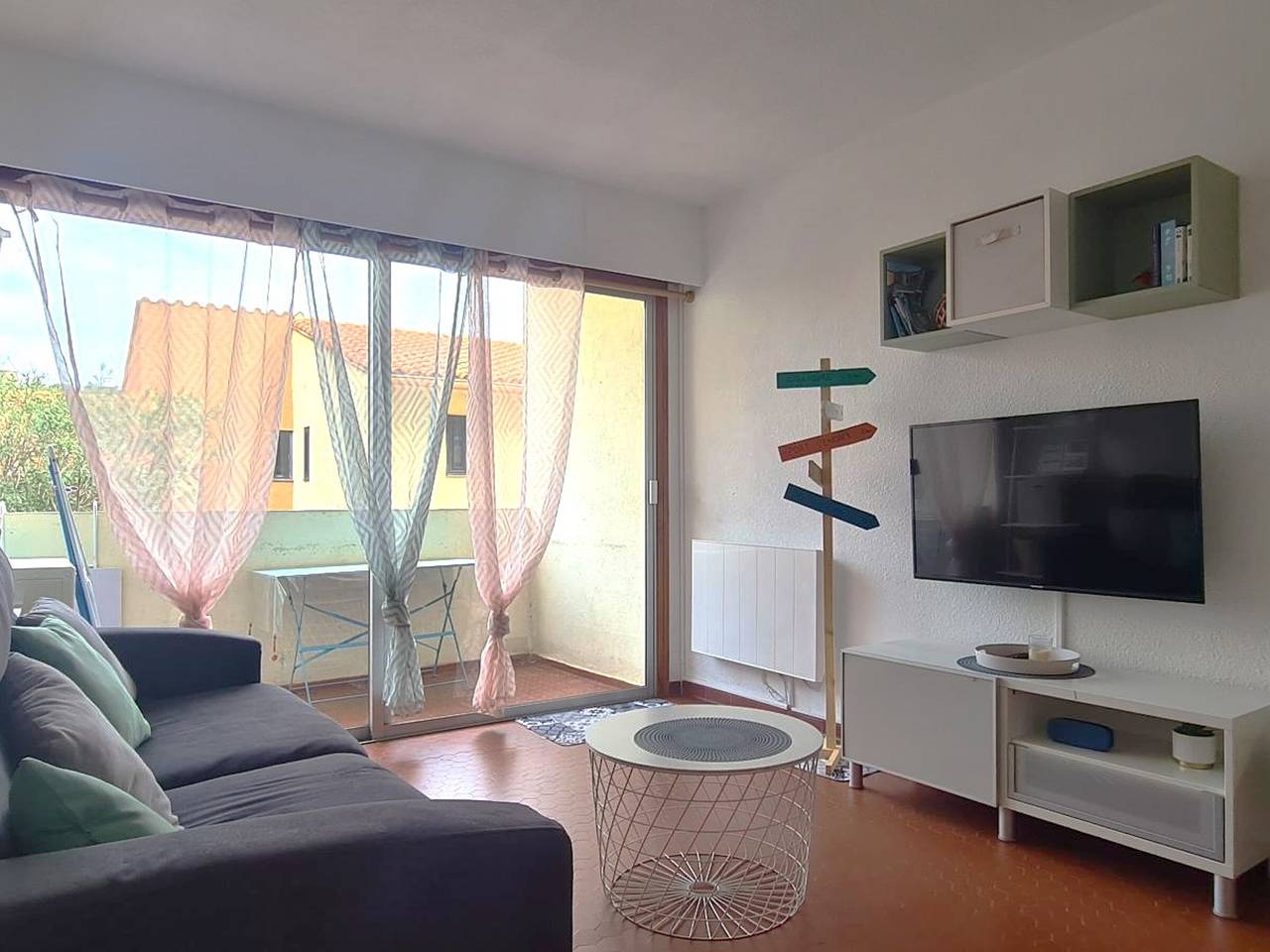 Entire apartment, T2 Apartment with Terrace and Private Parking near the Beach in La Côte Vermeille, Collioure