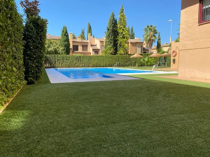 Apartamento de vacaciones para 5 personas, con jardín además de vistas y piscina - 1