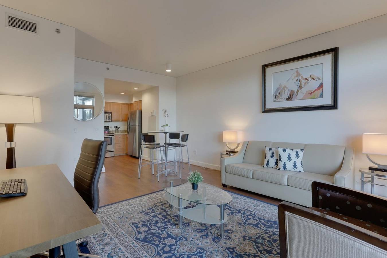 Ganze Wohnung, Bright Recently Upgraded Apt – Downtown Location in Portland, Multnomah County