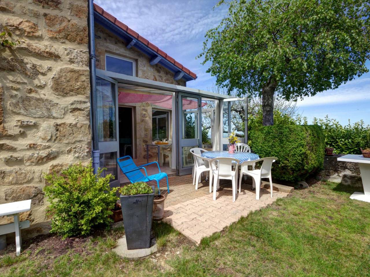 Gîte Bellevue à Marols pour 6 personnes avec charmante cour fermée in Marols, Montbrison
