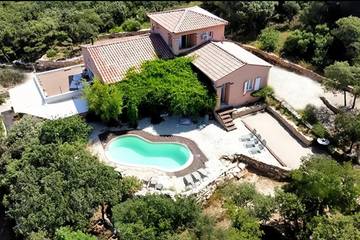 Cottage pour 8 personnes, avec piscine ainsi que vue et jardin, animaux acceptés à Blauvac