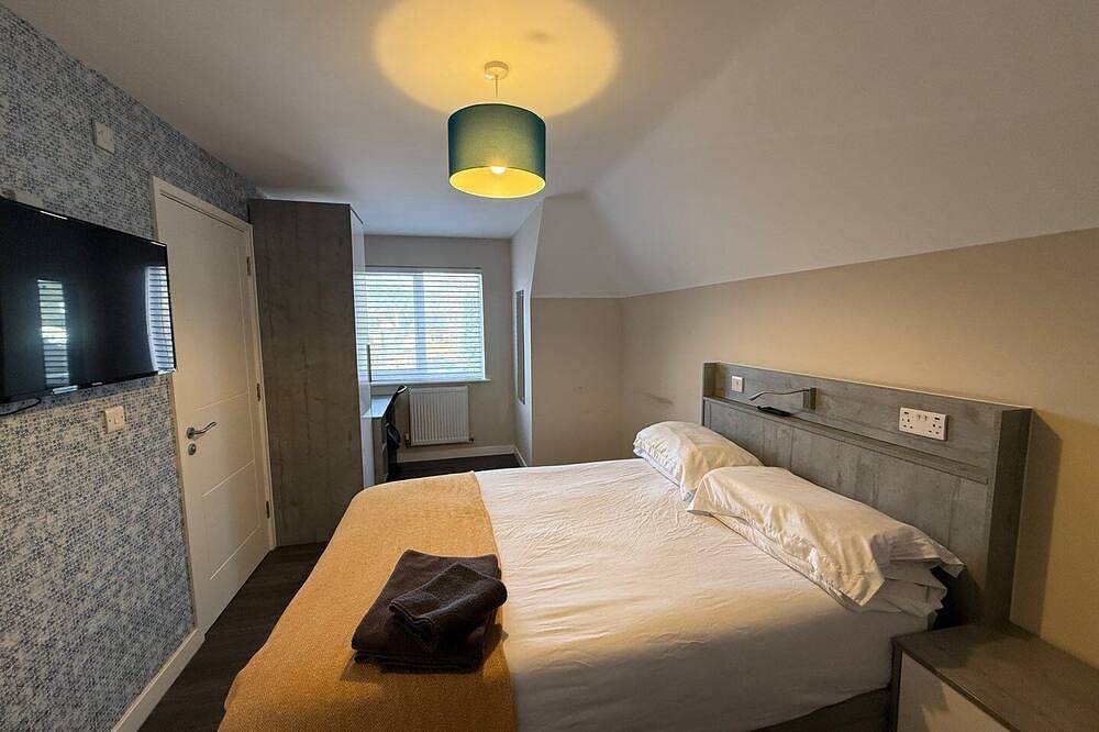 Ganze Wohnung, Spacious three bedroom Near Royal Holloway in Thorpe Park, Surrey