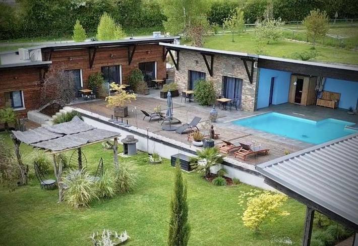 Gîte pour 2 personnes, avec Terrasse et Jacuzzi ainsi que Jardin et Piscine dans Dampierre