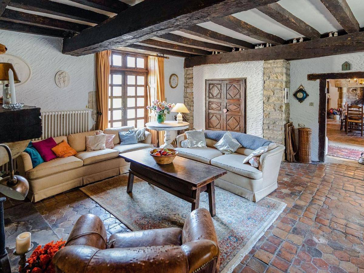 Beautiful Castle in Le Veurdre with Private Pool in Le Veurdre, Allier