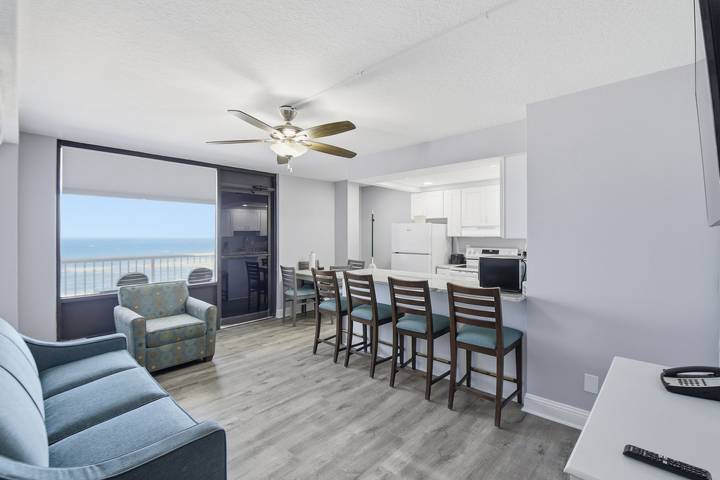 Vacation rental for 4 people, with balcony and ocean view as well as pool in Ormond Beach