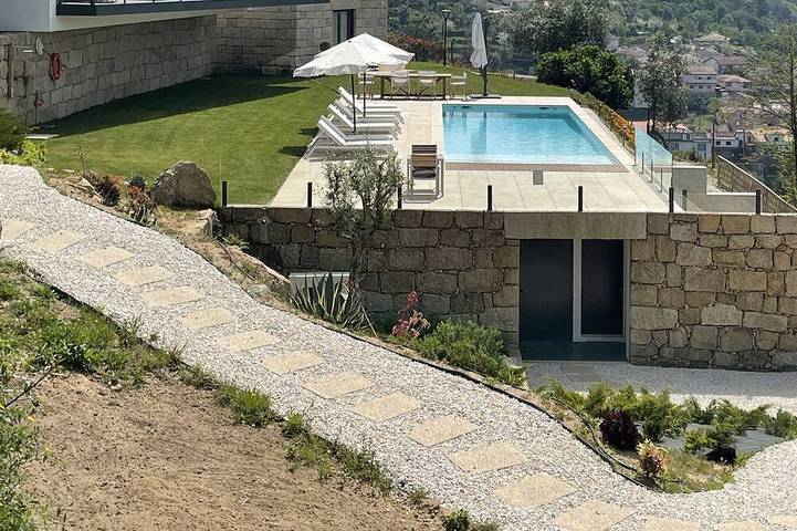 Location de vacances pour 8 personnes, avec jardin dans Ribadouro