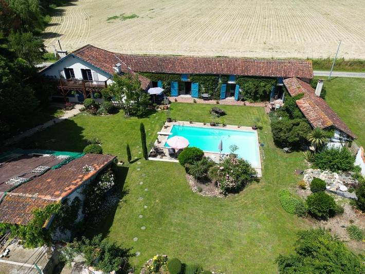 Gîte pour 13 personnes, avec piscine ainsi que jardin et vue, animaux acceptés à Sarron