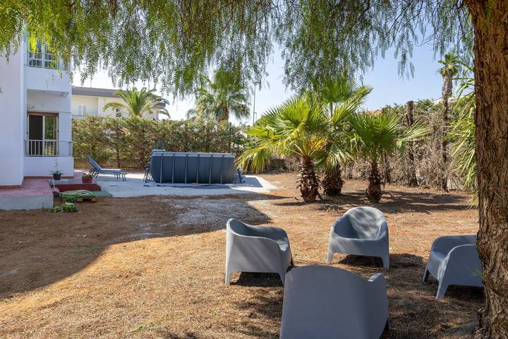 Entire apartment, Apartment 'Trilocale In Villa Con Piscina' with Mountain View, Shared Pool and Wi-Fi in Comiso, Ragusa Province