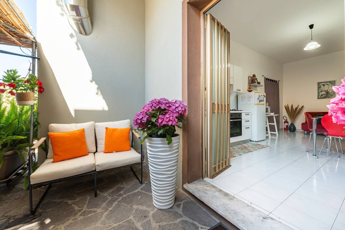 Appartement entier, Appartement 'Gerani Rossi' avec jardin partagé, Wi-Fi et climatisation in Villa San Pietro, Province de Cagliari