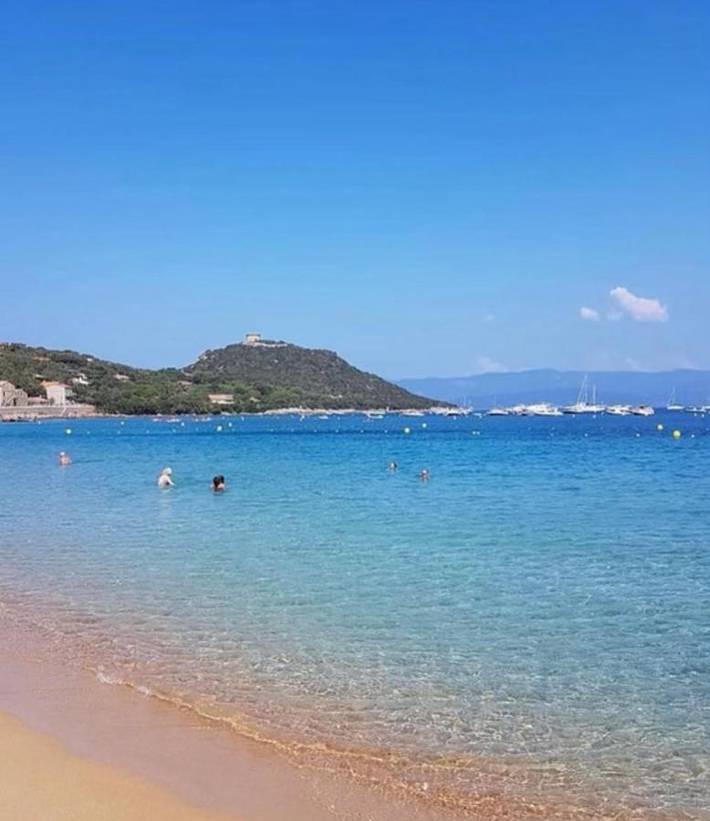 Location de vacances pour 4 personnes, avec Terrasse ainsi que Jardin et Vue à Belvédère-Campomoro