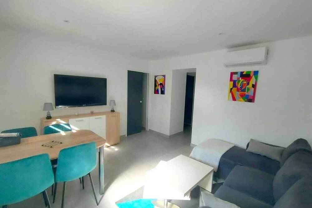 Entire apartment, 2 rooms on the ground floor with air conditioning in Bédarieux, Béziers region