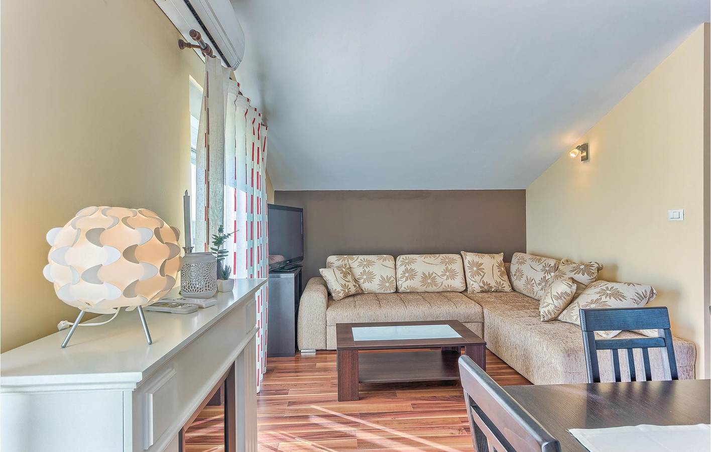 Holiday home for 10 people with terrace in Dalmatian Zagora