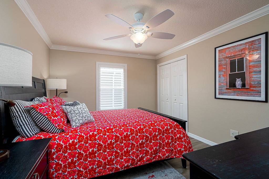 Everything! 3/2, Free golf & 4-seat cart, Resident passes, pets, near Brownwood in The Villages, Sumter County