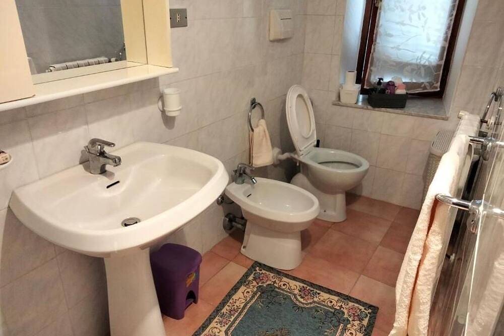 Grandma's House - Double Room with Private Bathroom in Casola in Lunigiana, Parco Regionale delle Alpi Apuane