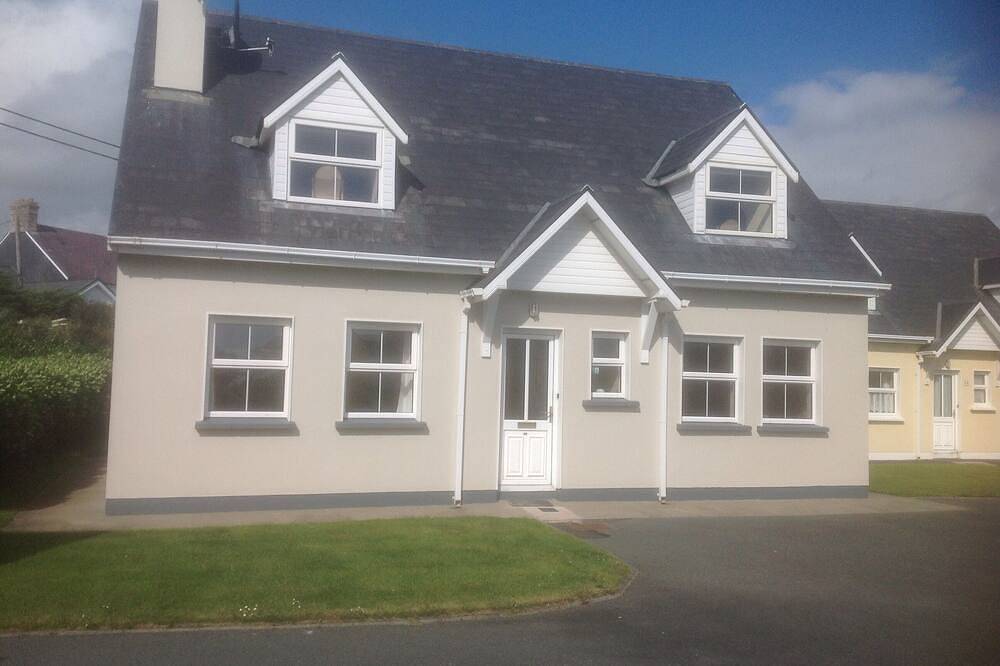 Cosy cottage near village  beach  Links and Hogs Head Golf Courses in County Kerry