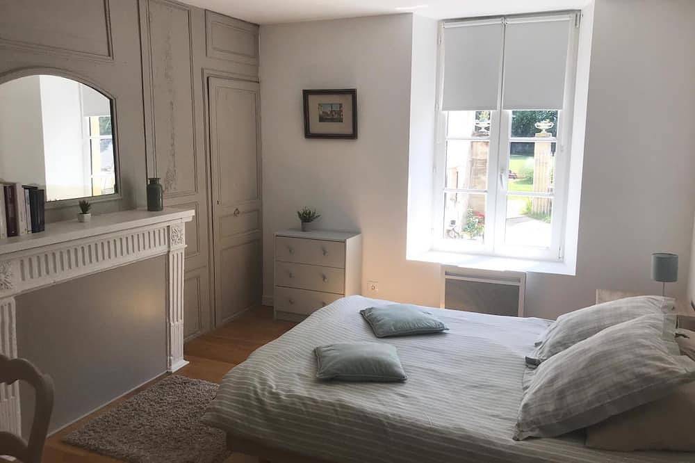 Entire apartment, Gite / apartment in castle outbuildings in Commes, Bayeux region
