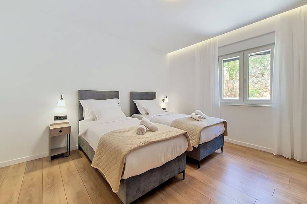 Alleinstehendes Ferienhaus mit Klimaanlage, privatem Pool, internet, Tv, Terrasse, Panoramablick in Dalmatinisches Zagora