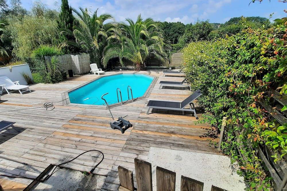 House swimming pool 10 km from Biarritz in Briscous, Bayonne region