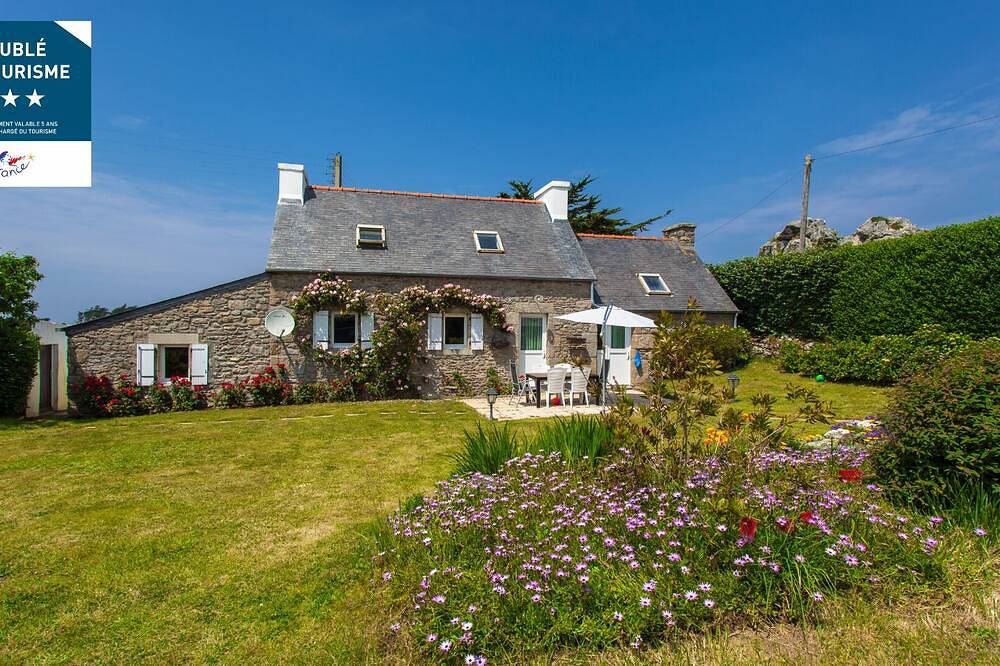Breton casa de piedra, en una zona tranquila y la playa in Landéda, Región de Brest