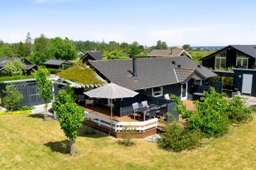 Ferienhaus für 4 Personen, mit Terrasse und Garten in Tårup