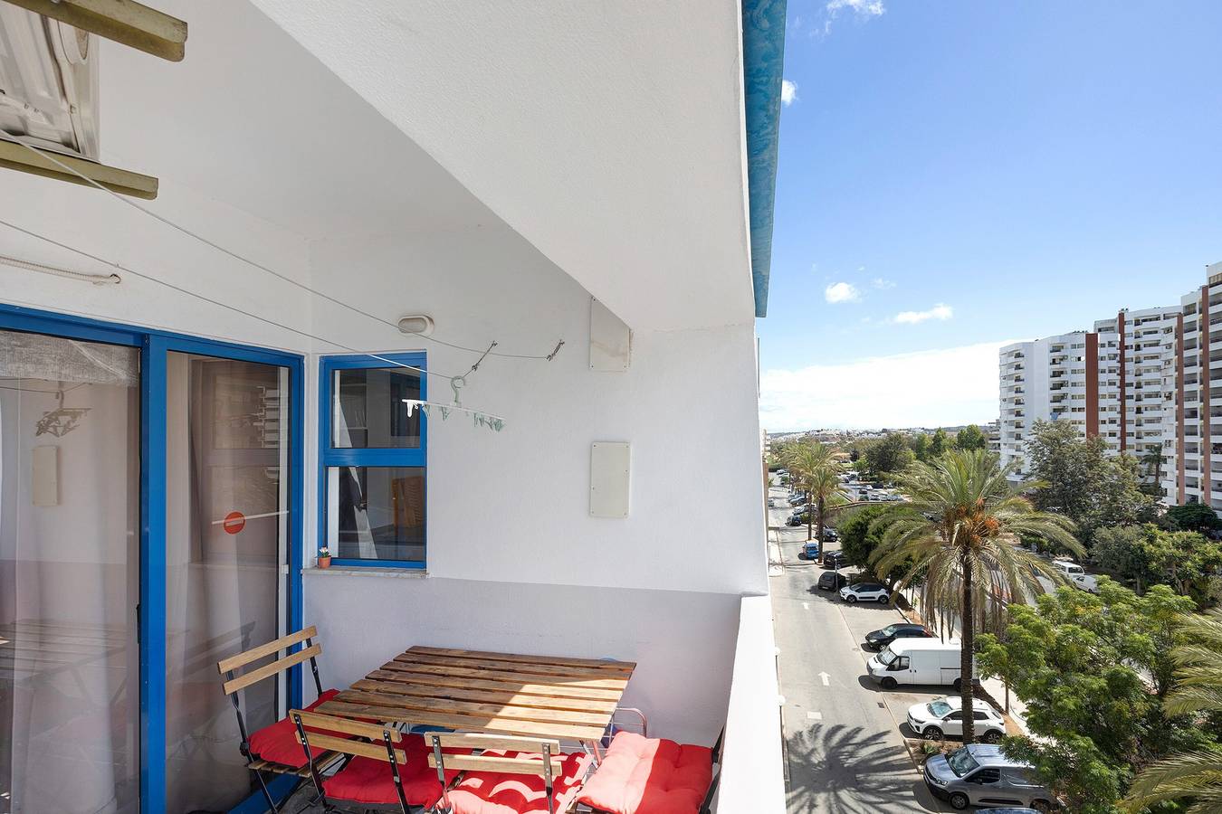 Appartement entier, Appartement de vacances confortable "Azul do Mar" avec balcon et jardin partagé ; parking disponible in Praia da Rocha, Portimão