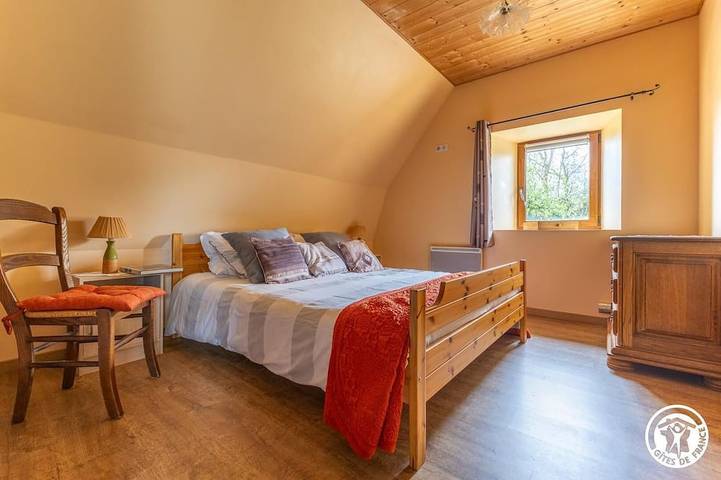 Location de vacances pour 7 personnes, avec jardin à Larodde - 2