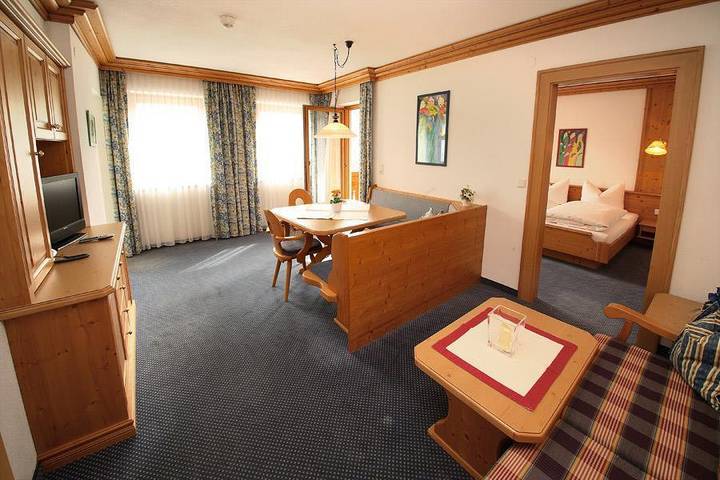 Appartement de vacances entier, App./salon-chambre/2 chambre/douche, Wc in Alpes de Tux, Fügen
