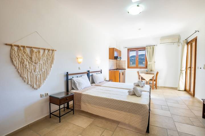 Ferienwohnung für 3 Personen, mit Balkon und Garten auf Karpathos