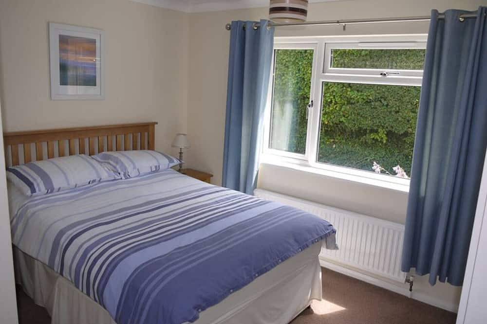 Sea Dunes - a Croyde bungalow with sea views & easy walk to the beach or village in Croyde, Devon