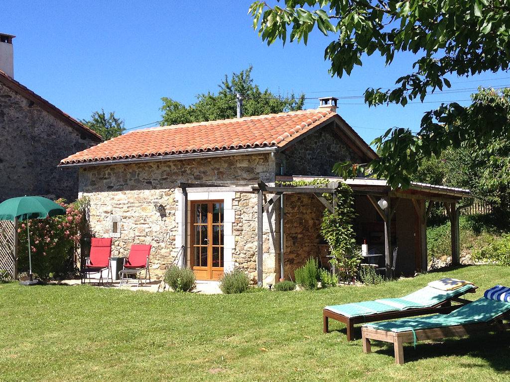 La Maison au Verger avec grand jardin et vue au loin in Milhac-de-Nontron, Parc naturel régional Périgord-Limousin