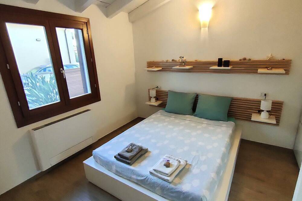 New House, & Fenced Garden, Private Parking Near Beaches. in Posada, Provincia di Nuoro