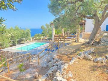 Location de vacances pour 9 personnes, avec vue ainsi que jardin et piscine, adapté aux familles à Corsano