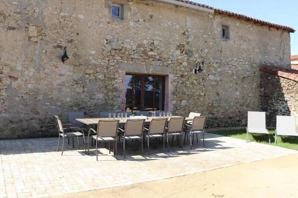 Casa rural con encanto del siglo Xviii, piscina cubierta, accesible para Pmr, capacidad 10 personas in Les Herbiers, Valle del Loira