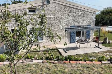 Gîte pour 8 personnes, avec terrasse et jardin à Semussac