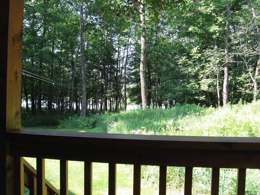 Eine schöne Blockhütte im Wald, auf einem See (Pontoosuc), noch in der Nähe von allem in Lanesborough, Berkshire County