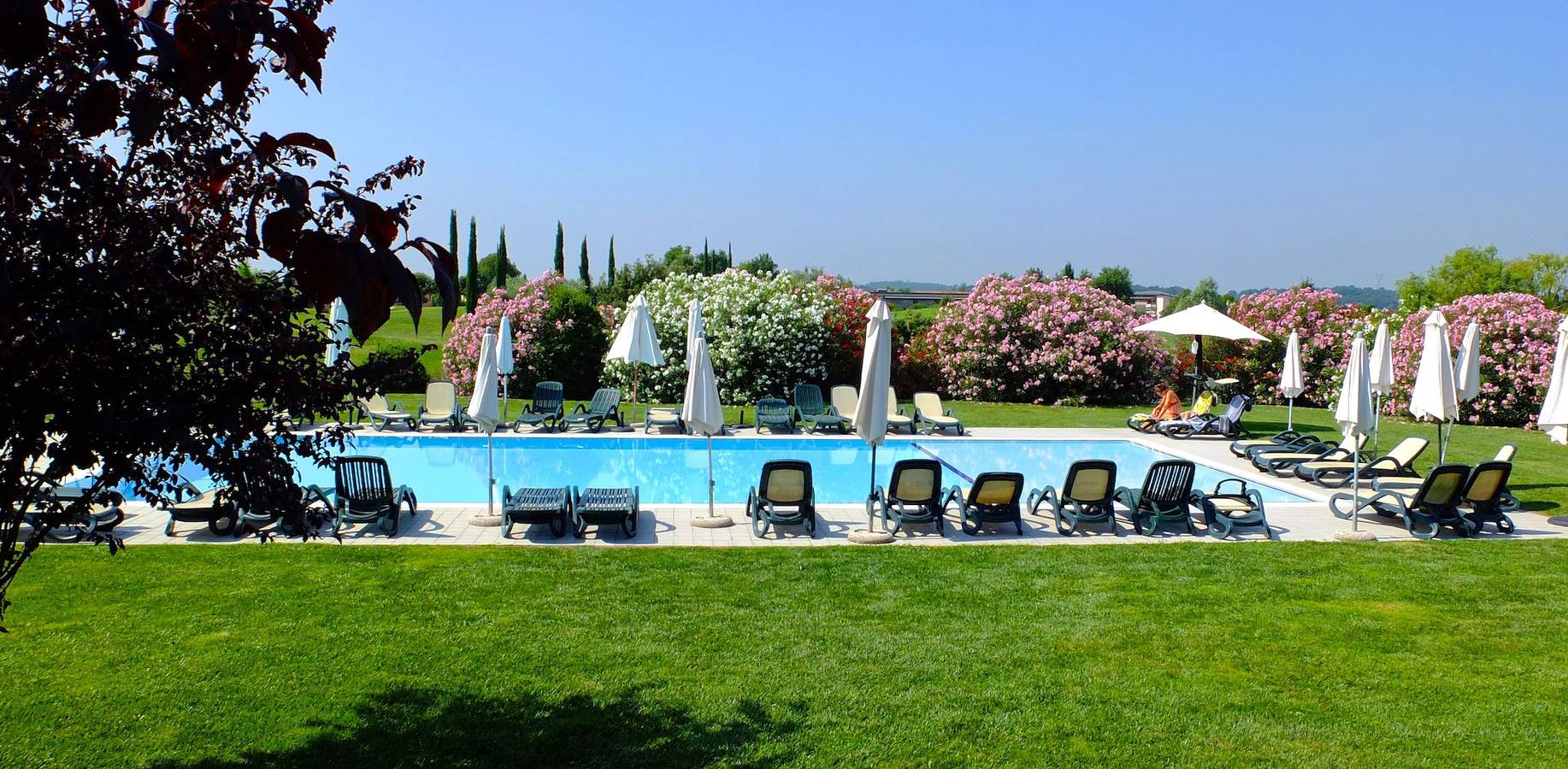 Entire apartment, Holiday apartment for 4 people with pool in Castelnuovo del Garda, Garda Mountains