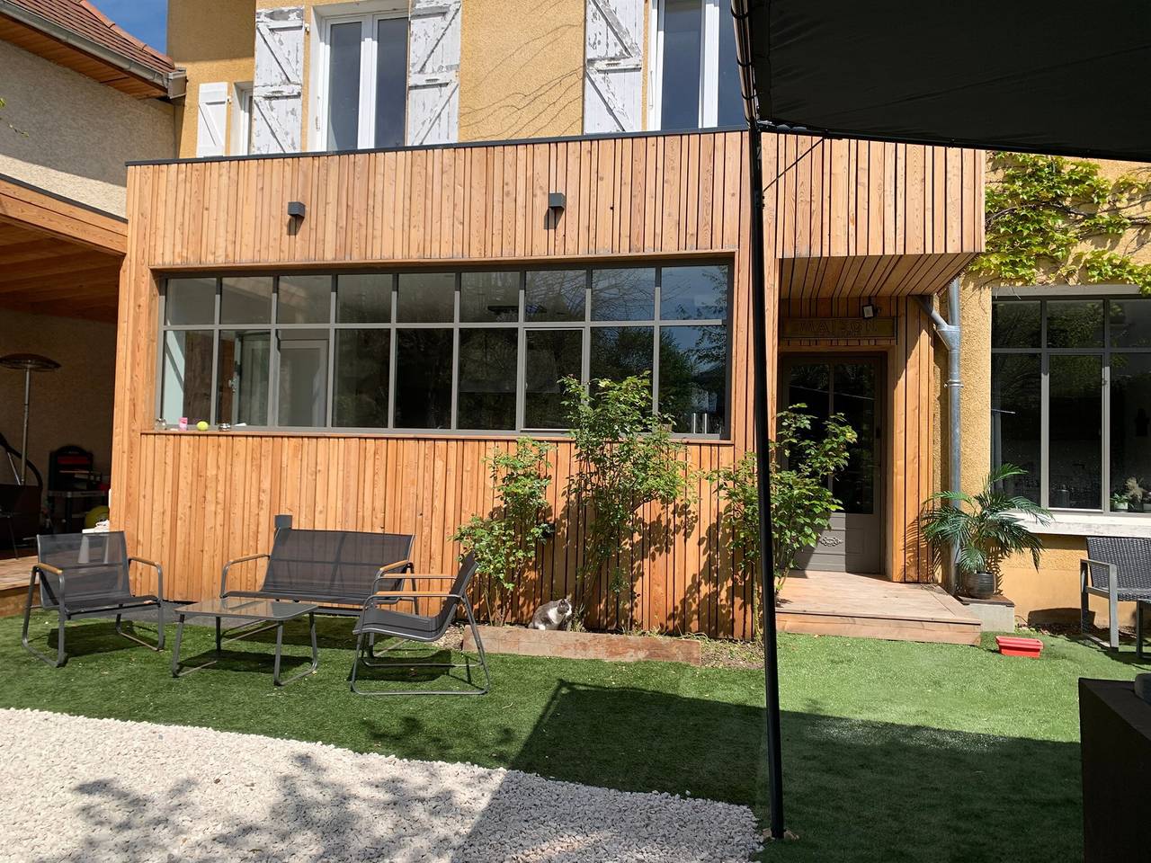 Apartamento entero, Gîte Les Tilleuls con jardín y jacuzzi privado in Le Pin (Isère), Lago de Paladru