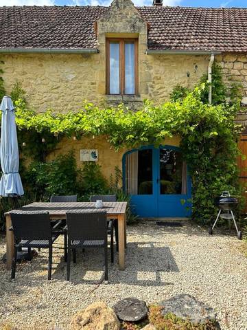 Gîte pour 11 personnes, avec terrasse et jardin ainsi que vue et piscine à Sainte-Mondane