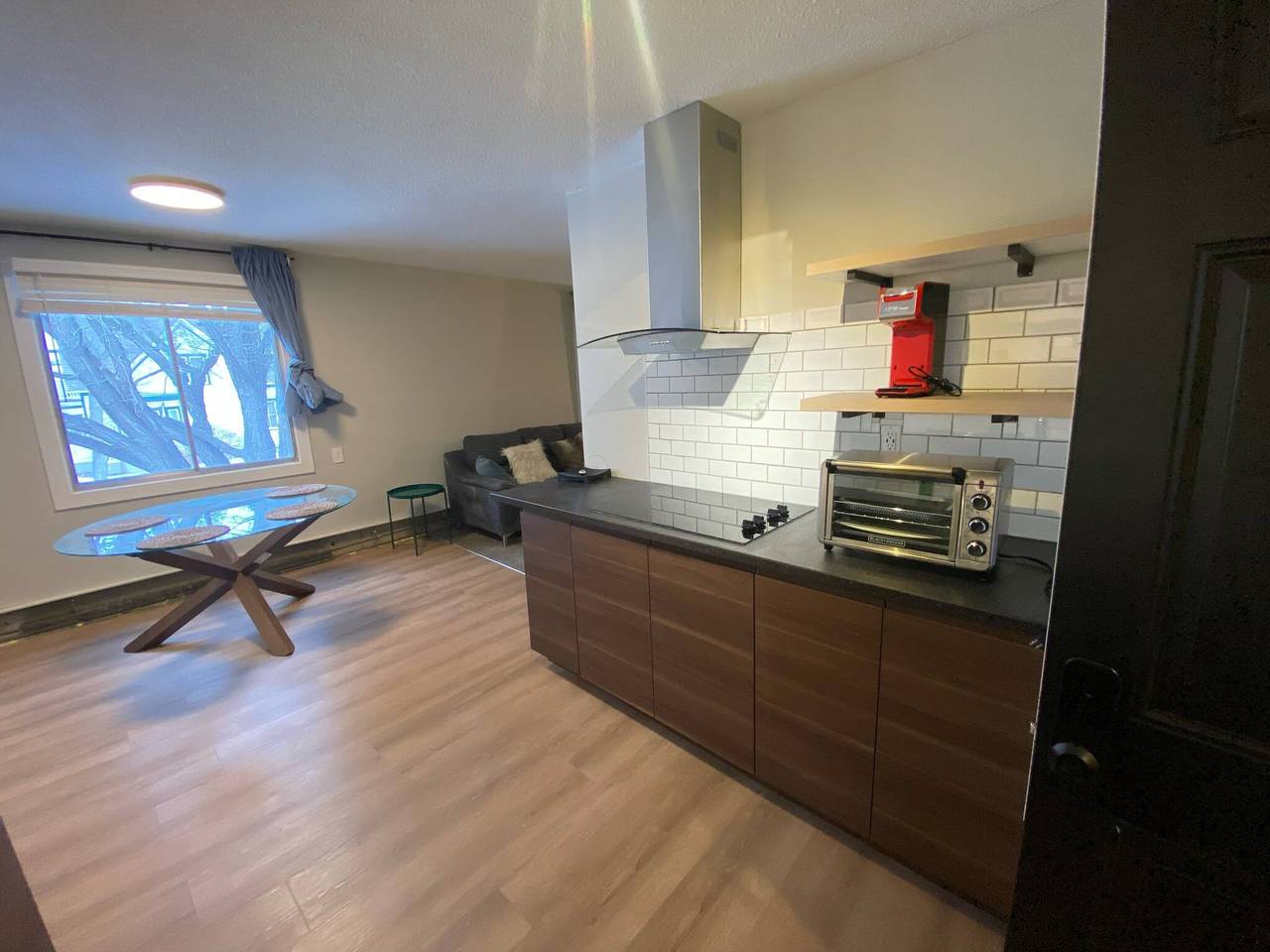 In der Nähe der Whyte University, neu renoviert in Edmonton, Alberta