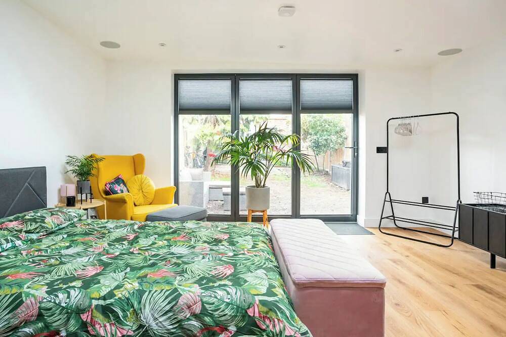Ganze Wohnung, New Large Studio / Annex with private parking in Loughton, Essex