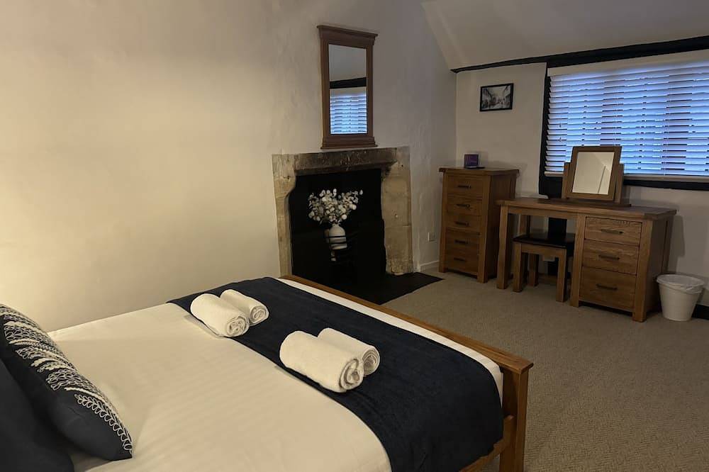 Cottage-Traditionell-Ensuite mit Dusche-Blick auf den Hof in Burford, Oxfordshire