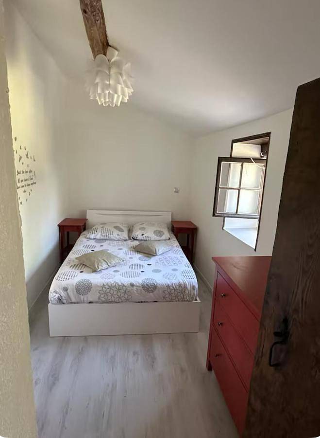 Location de vacances pour 4 personnes, avec vue ainsi que jardin et piscine, animaux acceptés à Grospierres - 4