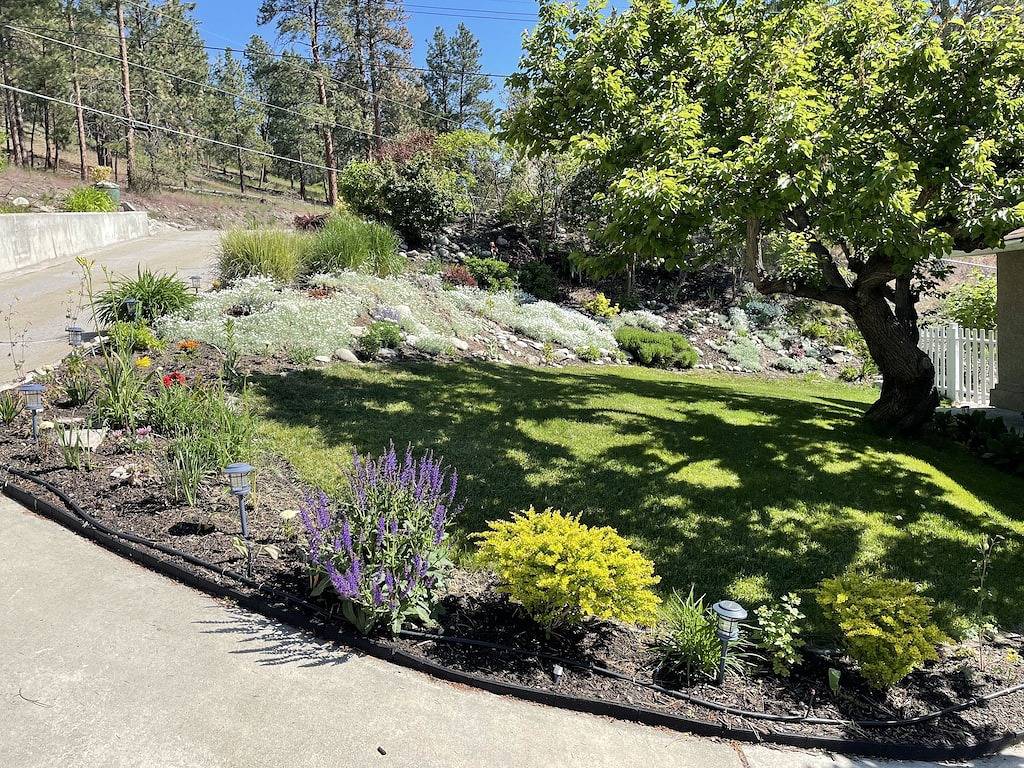 Serene, modern suite with spectacular lake views in Peachland, Regional District of Central Okanagan