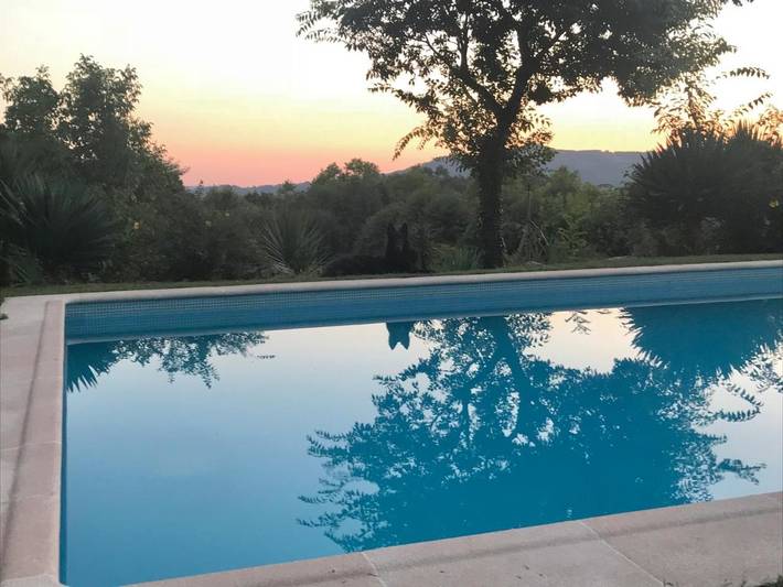 Cottage pour 16 personnes, avec jardin ainsi que vue et piscine dans Pinheiro